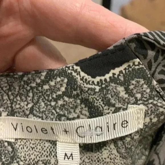 Violet and Claire lightweight tunic with front pleats and back button closure - Picture 4 of 8